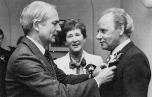 F34 Koninklijke onderscheiding voor H.J. Koning 1986